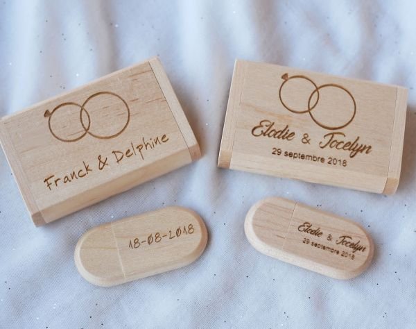 Caixa de madeira gravada com uma chave USB personalizada