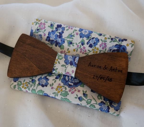 Gravata de laço de madeira com bolso Liberty a condizer