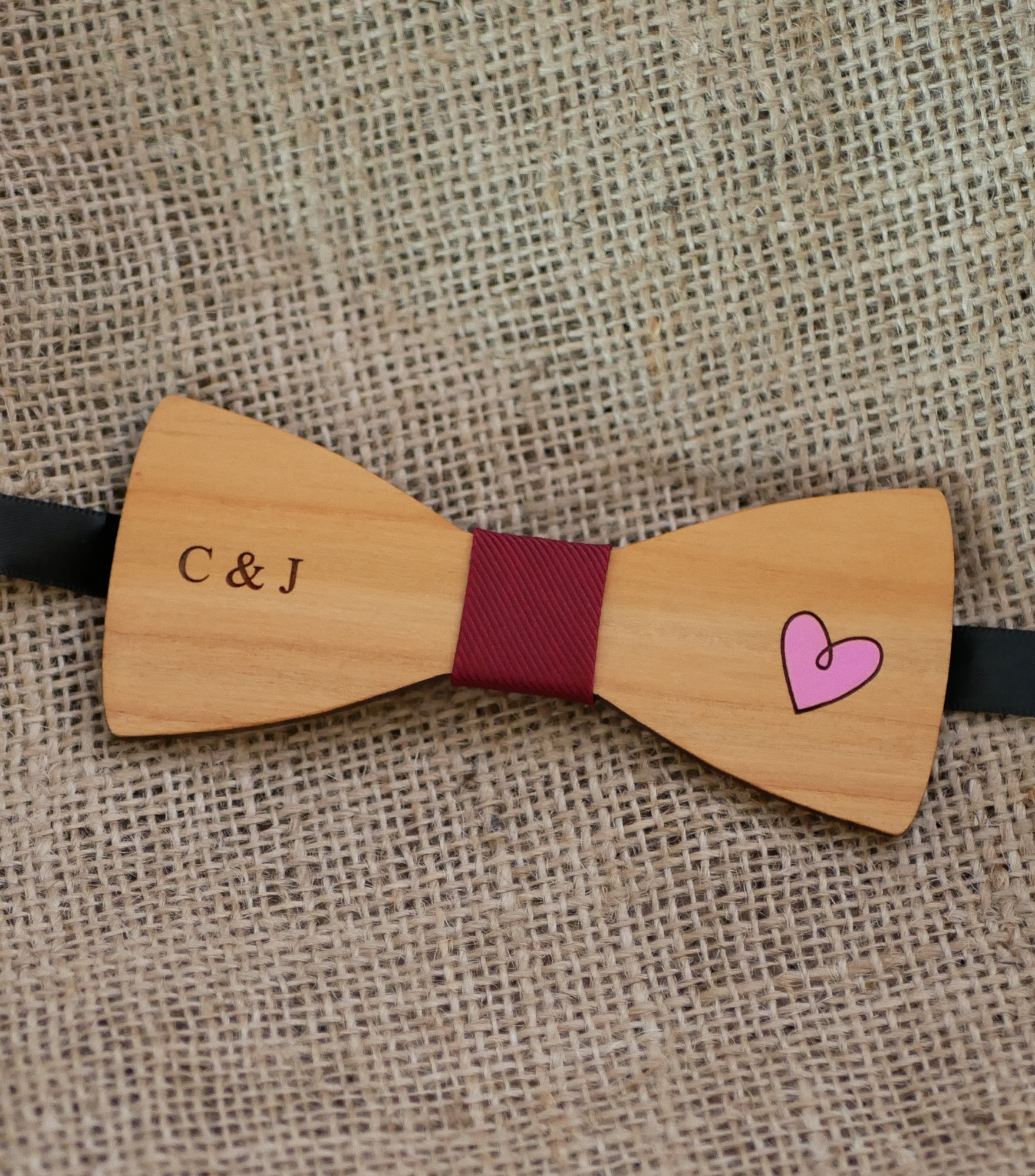 Com coração rosa gravado e pintado