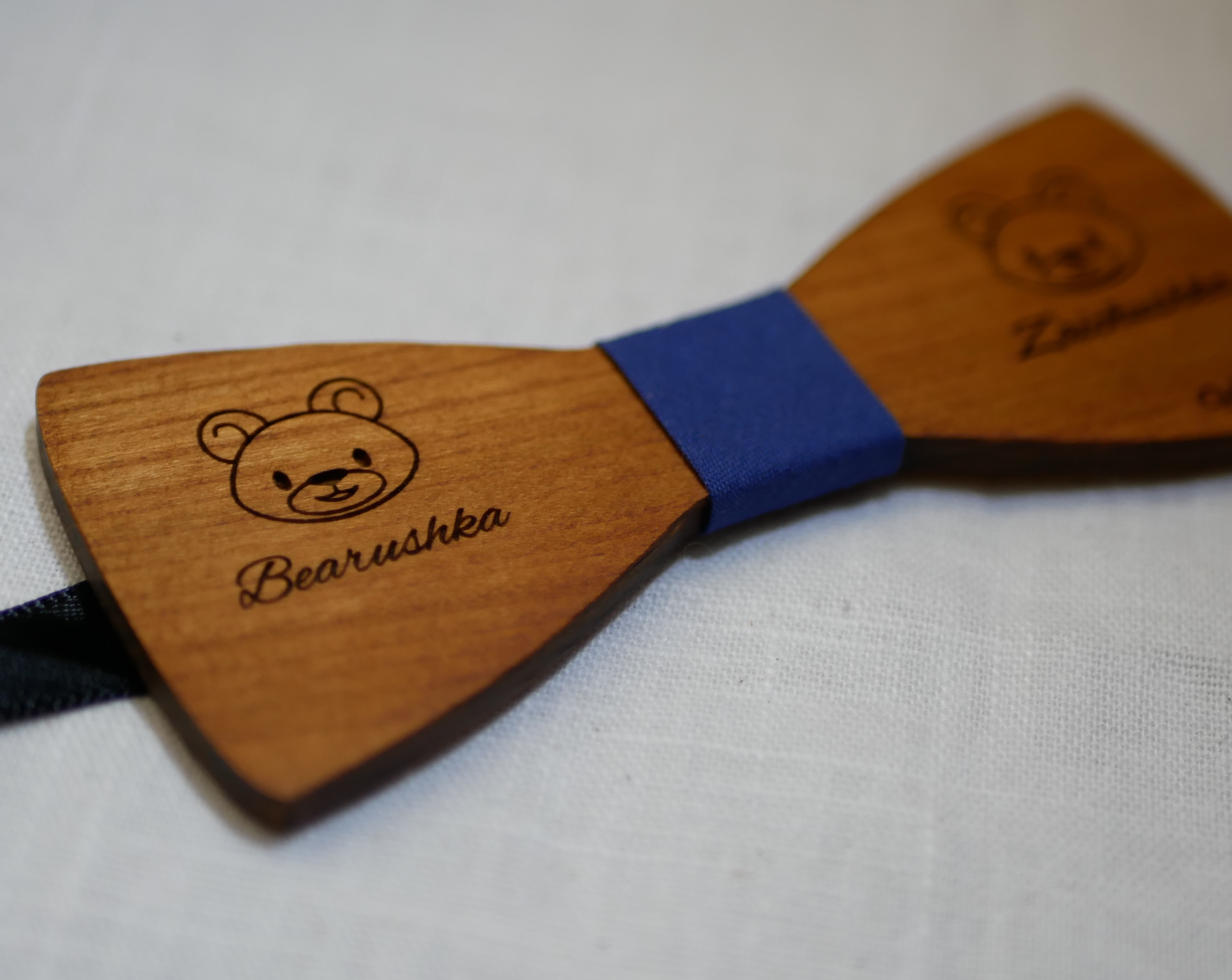 gravata-borboleta de madeira de cerejeira com desenho gravado