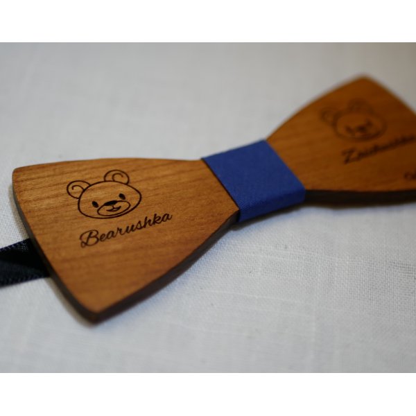 gravata-borboleta de madeira de cerejeira com desenho gravado