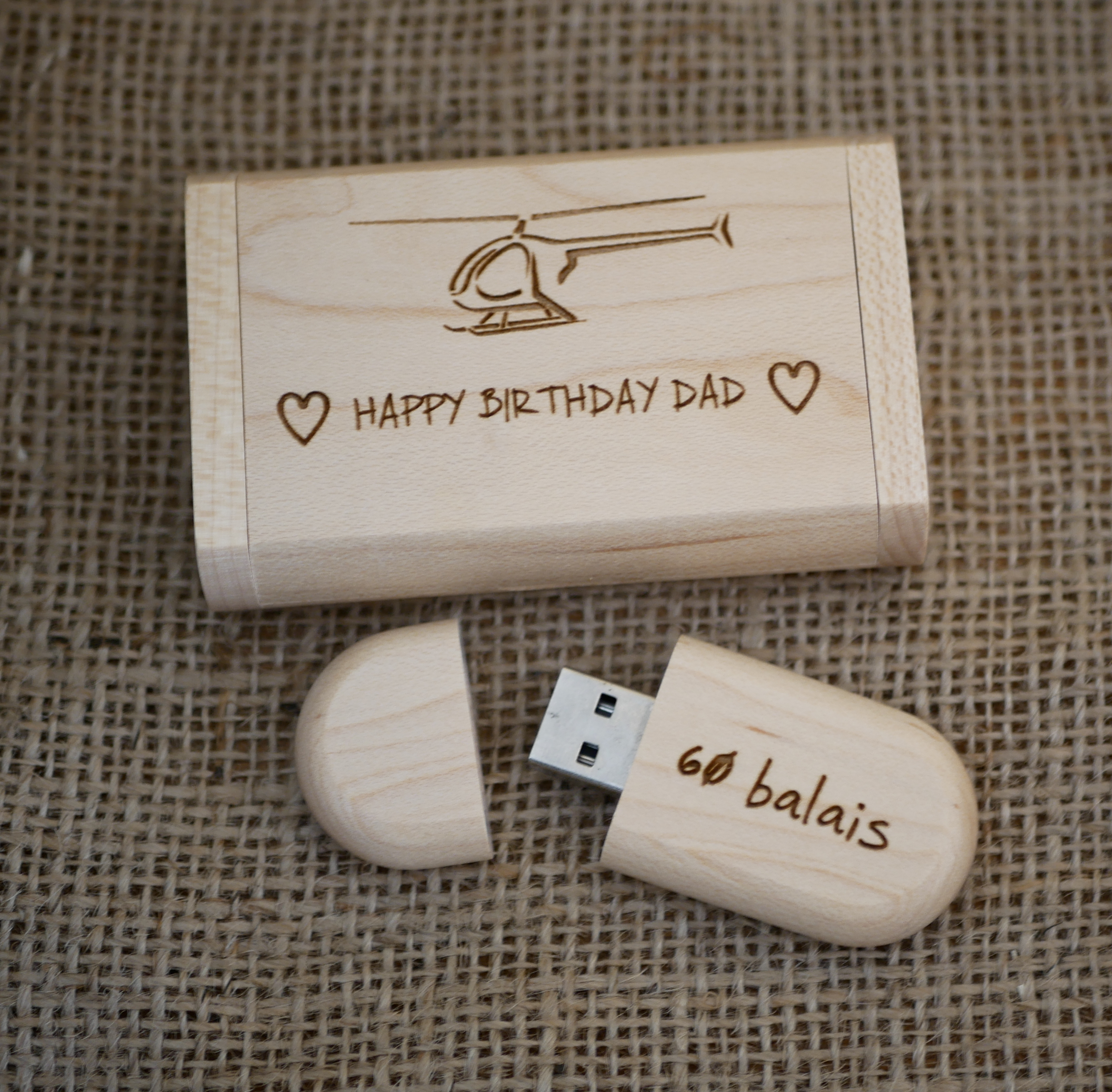 Gravação de um helicóptero num stick USB de madeira leve