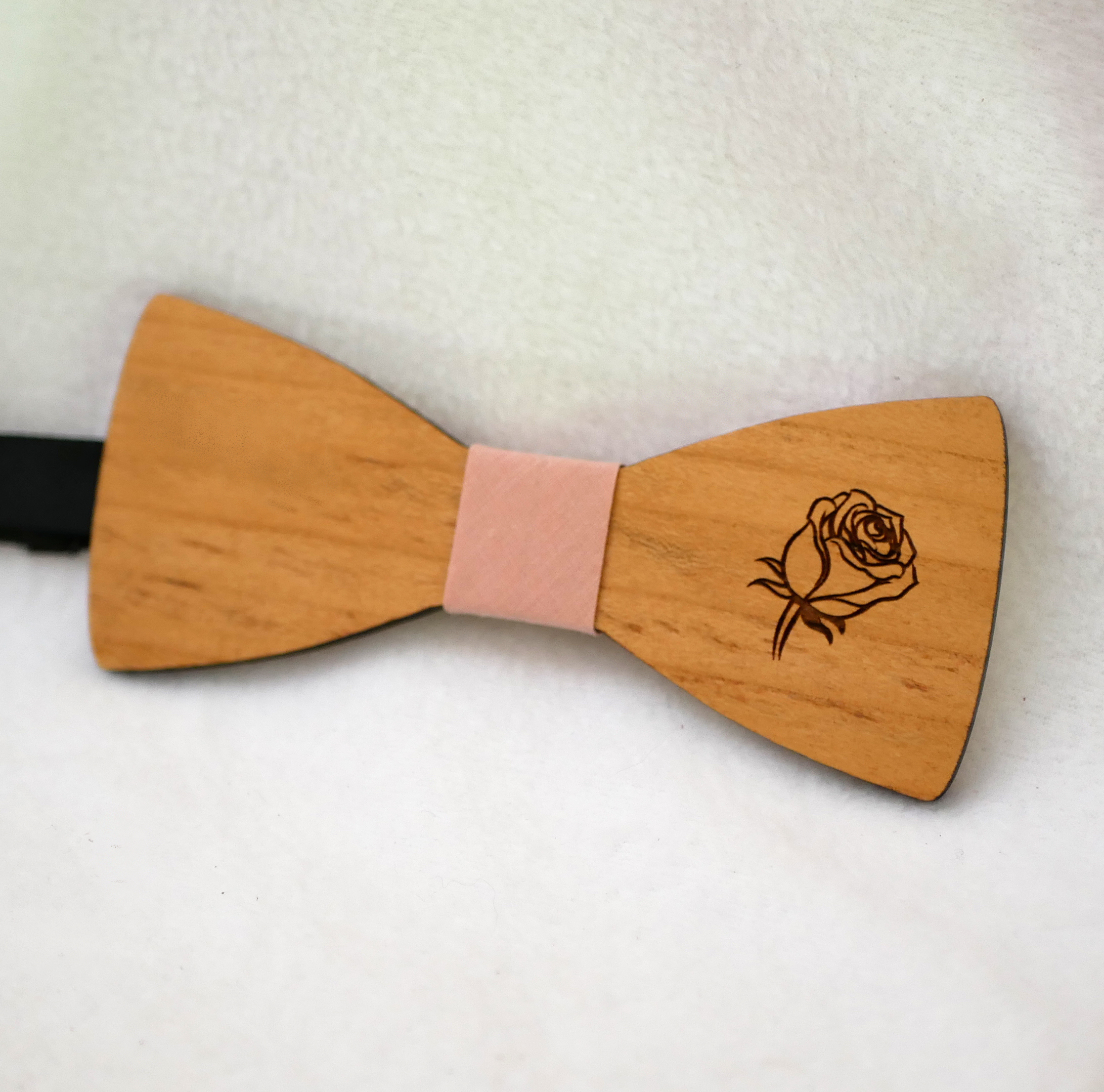 Desenho de uma rosa gravada num laço
