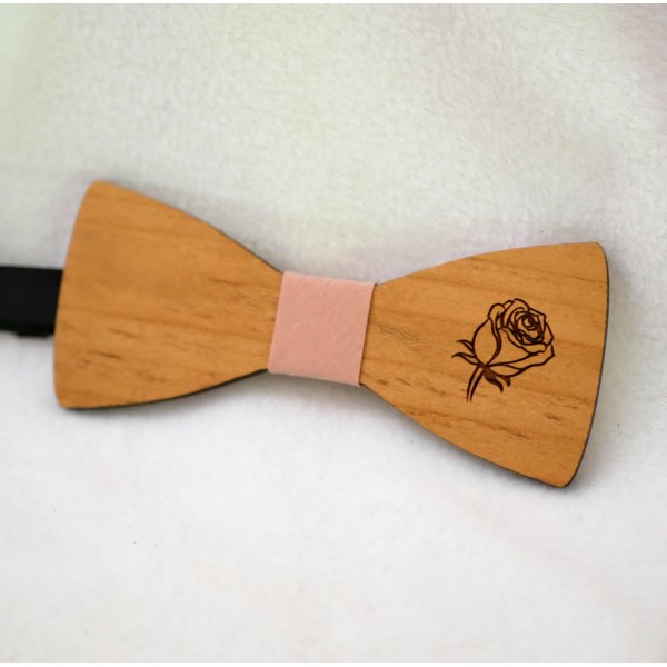 Desenho de uma rosa gravada num laço