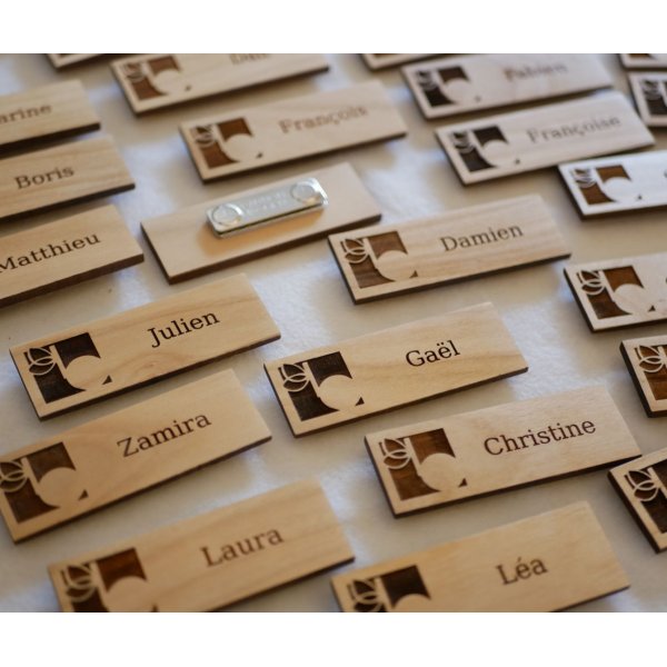 Crach&aacute; de madeira com log&oacute;tipo e nome da empresa