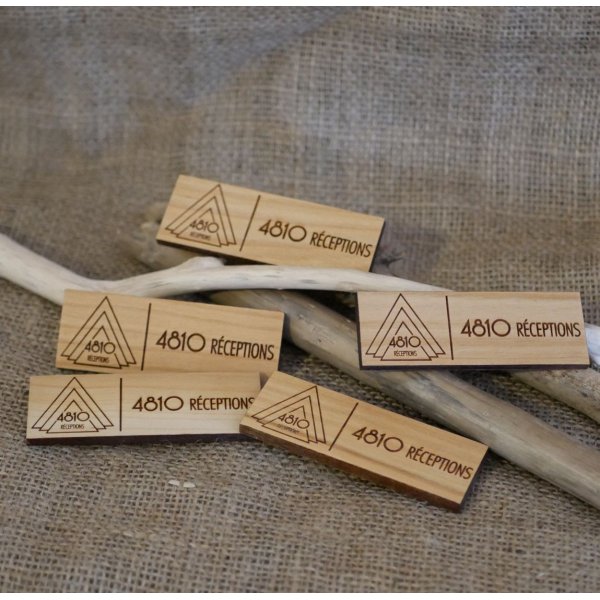 Crach&aacute; de madeira com log&oacute;tipo e nome da empresa