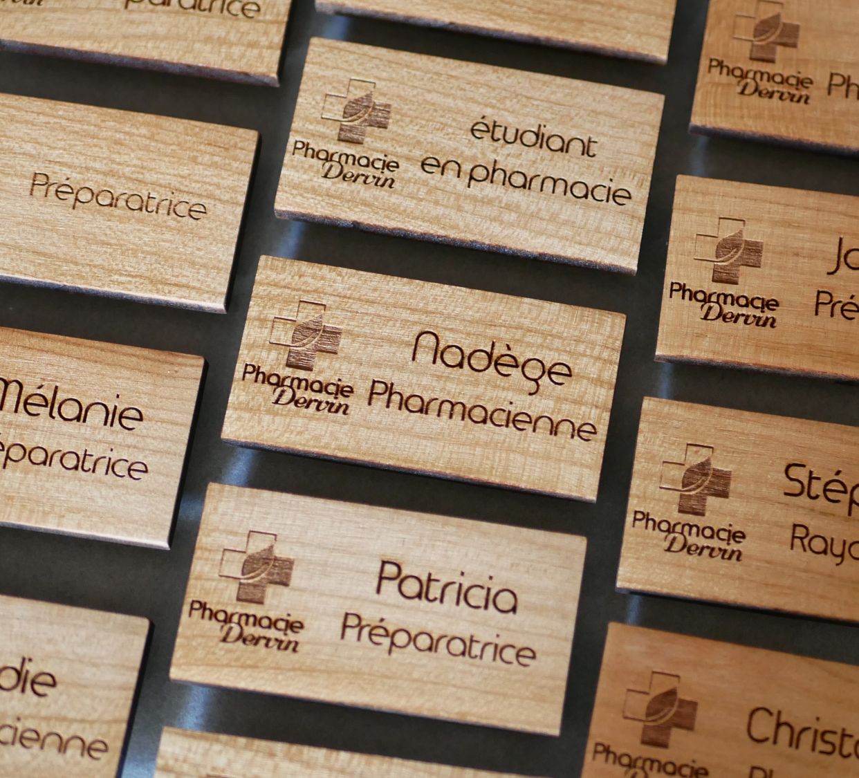Crachá de madeira com logótipo e nome da empresa