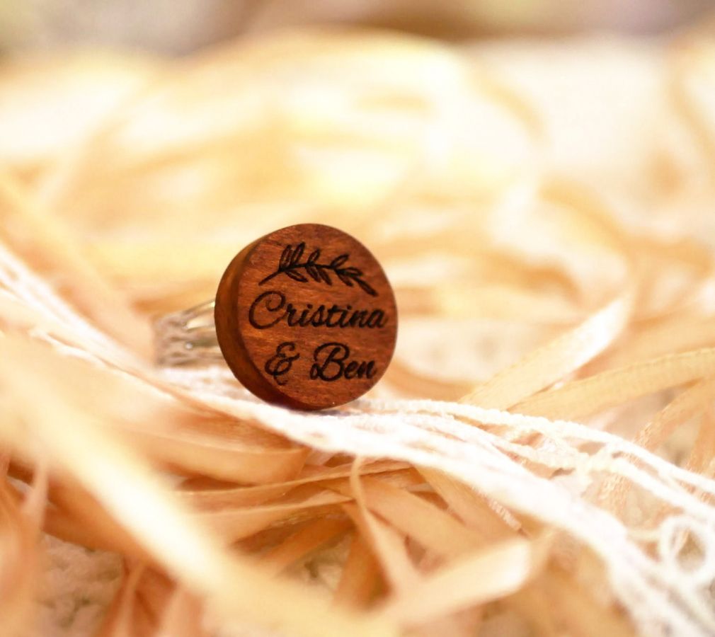 Anel de cabochon de madeira personalizado por gravura