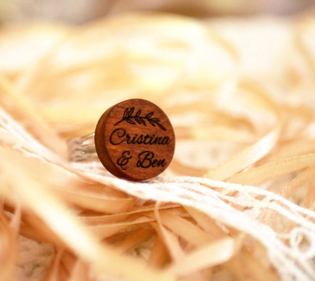 Anel de cabochon de madeira personalizado por gravura