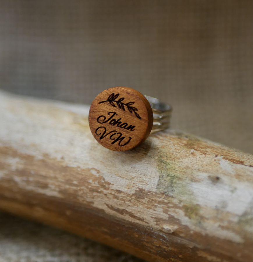 Anel de cabochon de madeira personalizado por gravura