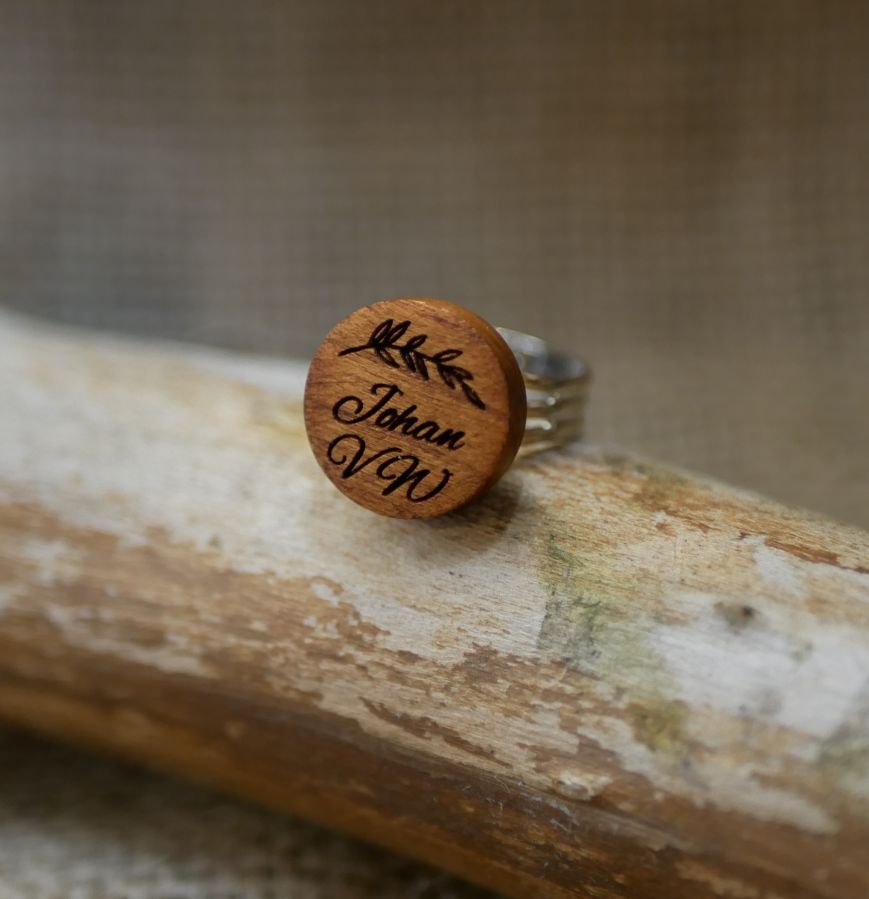 Anel de cabochon de madeira personalizado por gravura