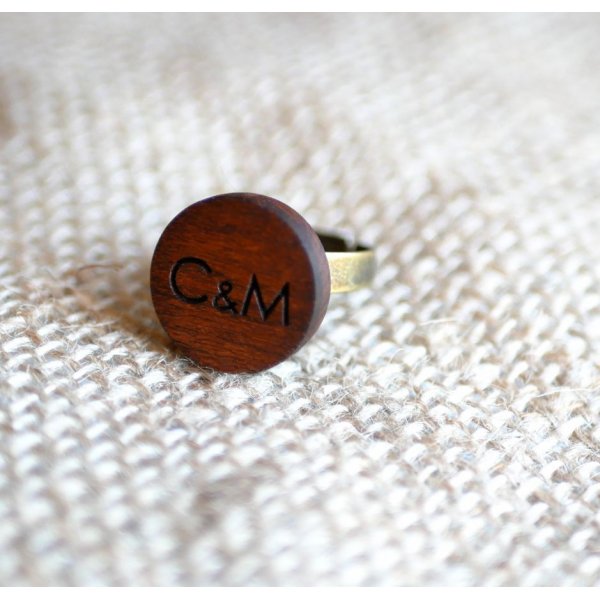 Anel de cabochon de madeira personalizado por gravura