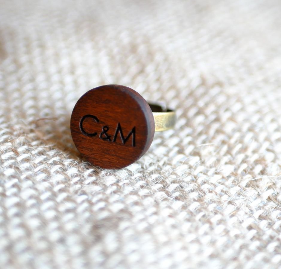 Anel de cabochon de madeira personalizado por gravura