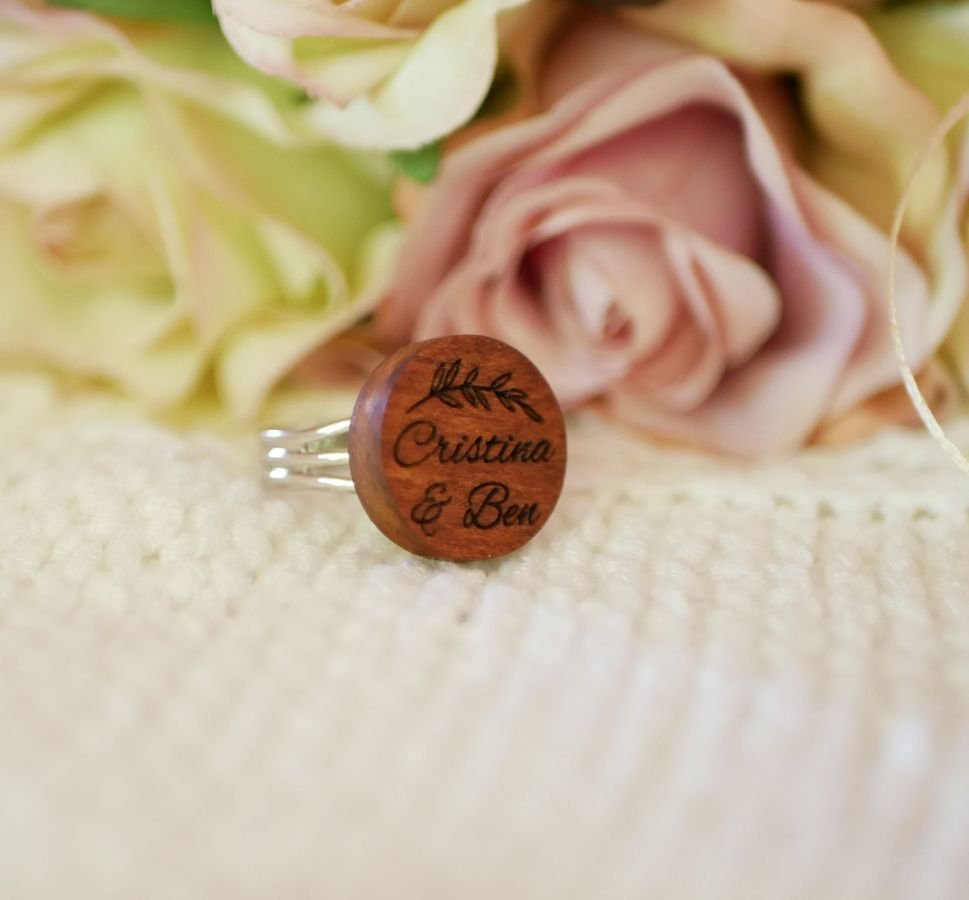 Anel de cabochon de madeira personalizado por gravura