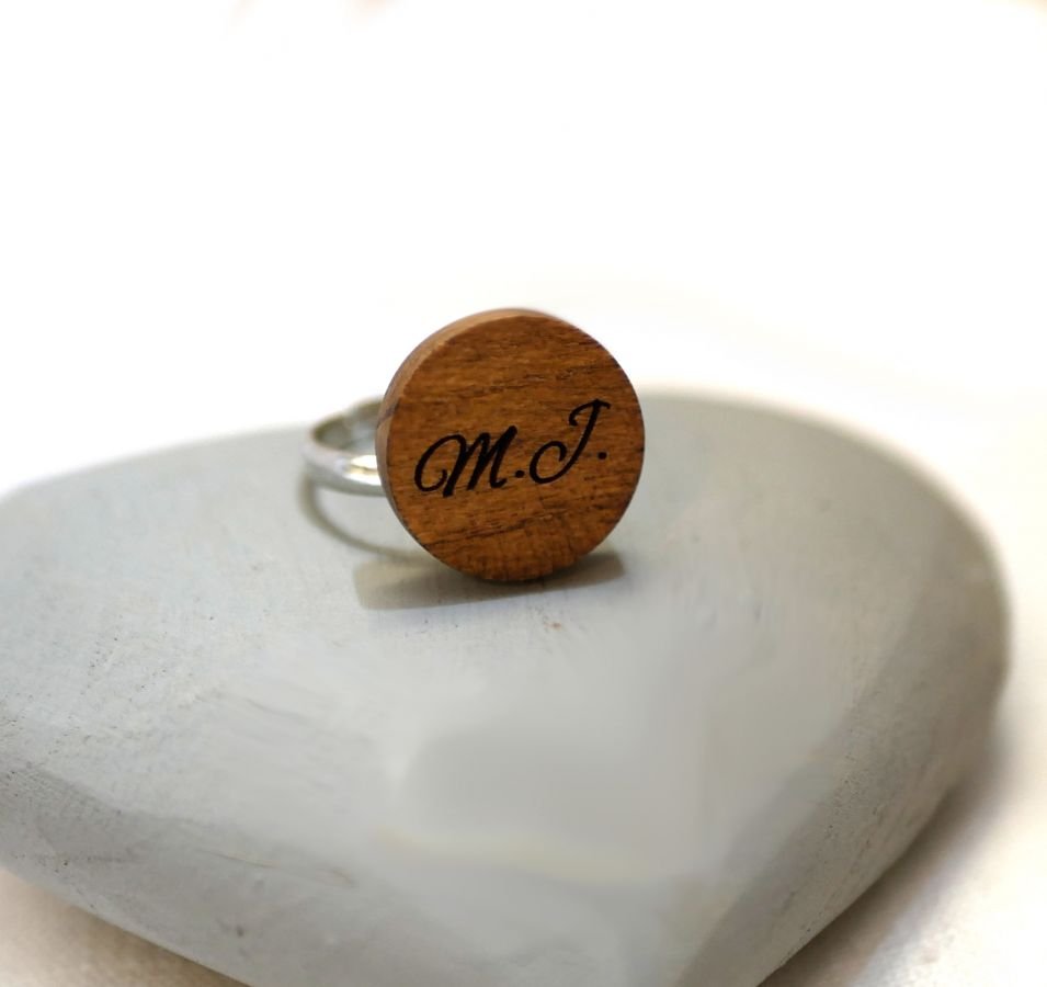 Anel de cabochon de madeira personalizado por gravura