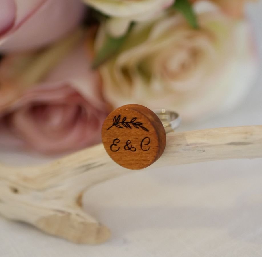 Anel de cabochon de madeira personalizado por gravura