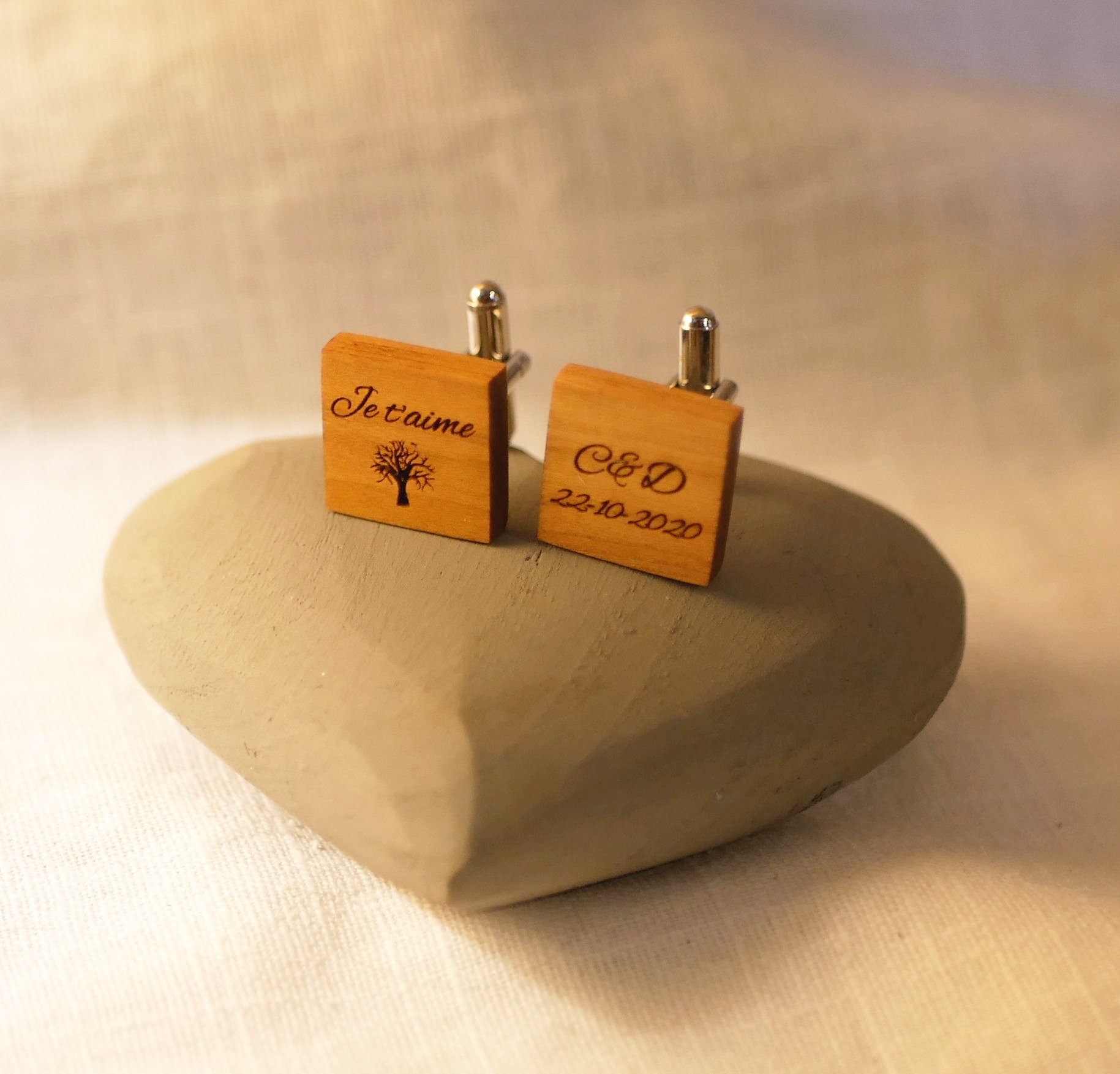Bot&otilde;es de punho quadrados de madeira para personalizar
