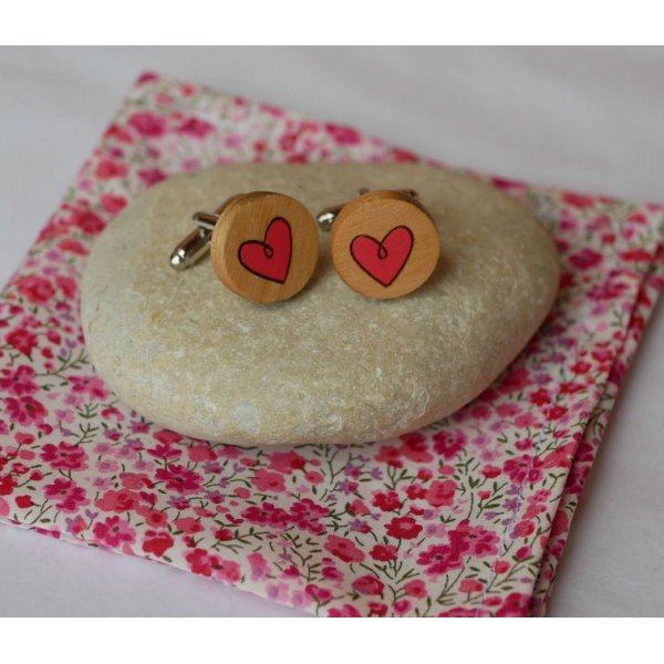 Bot&otilde;es de punho de madeira com cora&ccedil;&otilde;es pintados