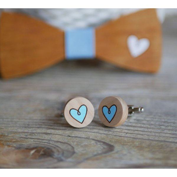 Bot&otilde;es de punho de madeira com cora&ccedil;&otilde;es pintados