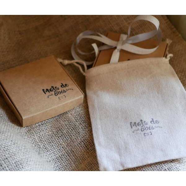 Bot&otilde;es de punho de madeira com cora&ccedil;&otilde;es pintados