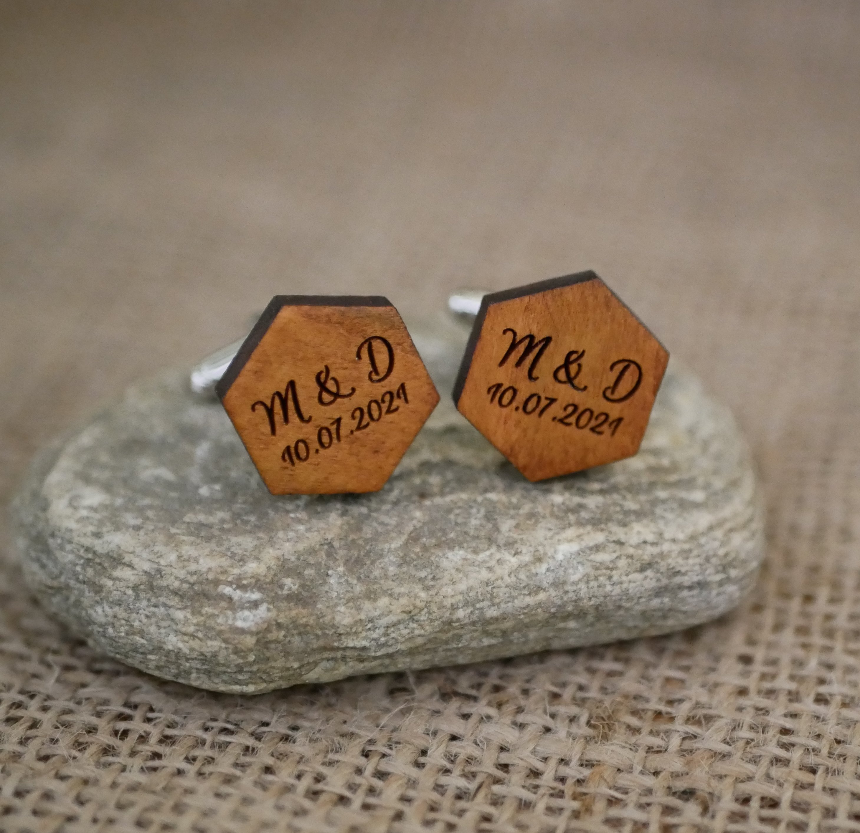 Botões de punho hexagonais de madeira para personalizar