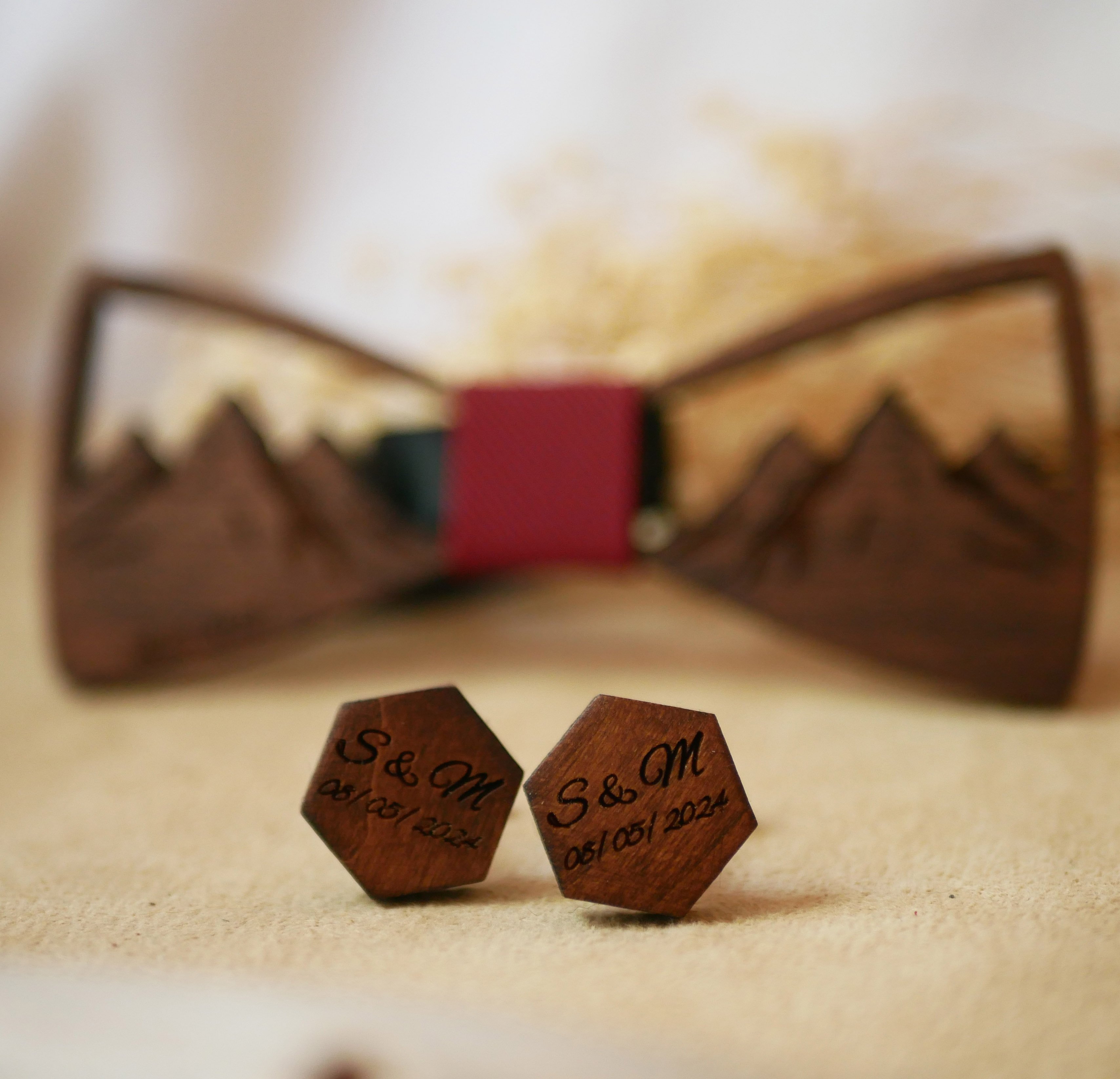 Botões de punho hexagonais de madeira para personalizar