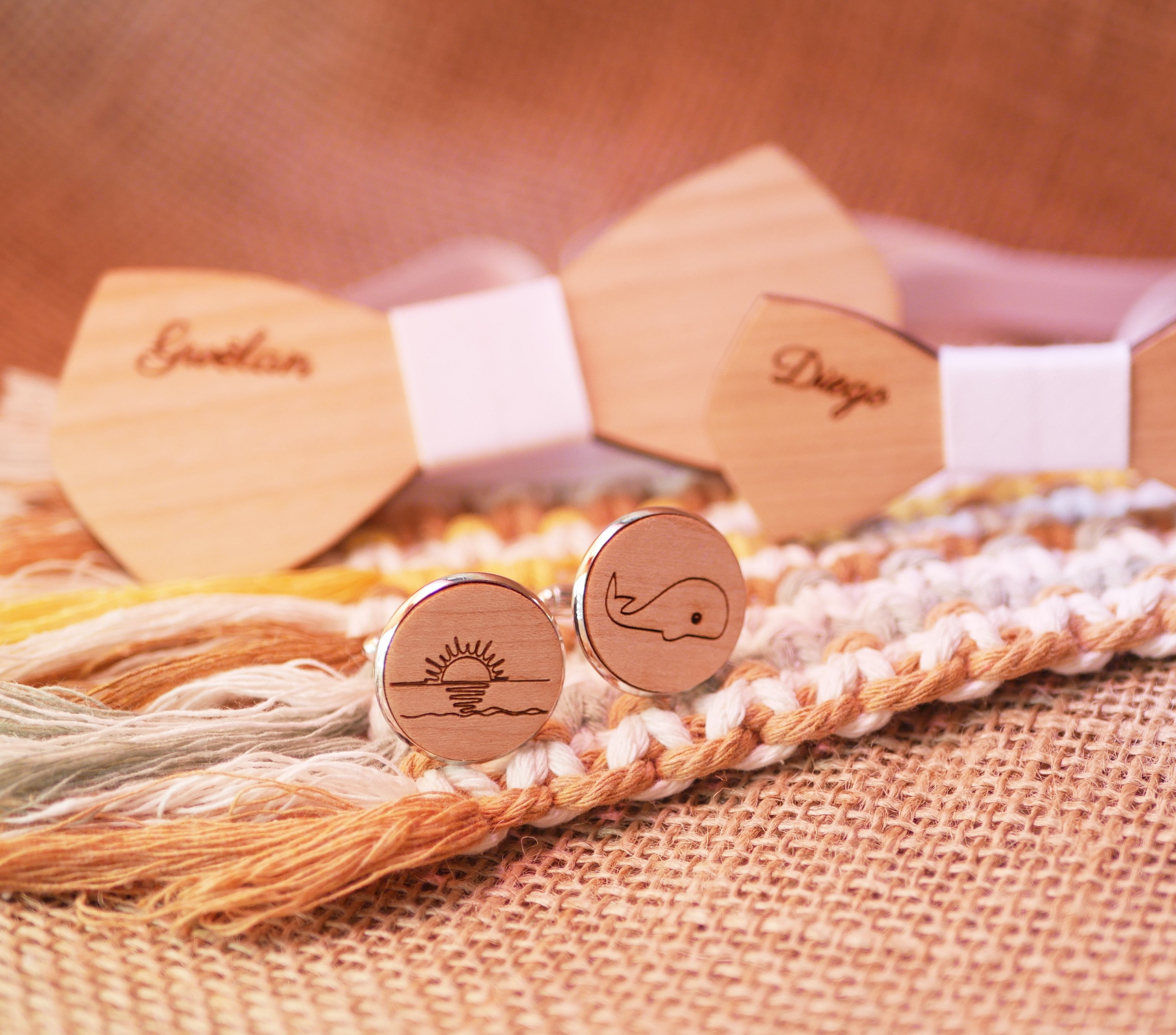 Conjunto de bot&otilde;es de punho de cabochon com desenho gravado