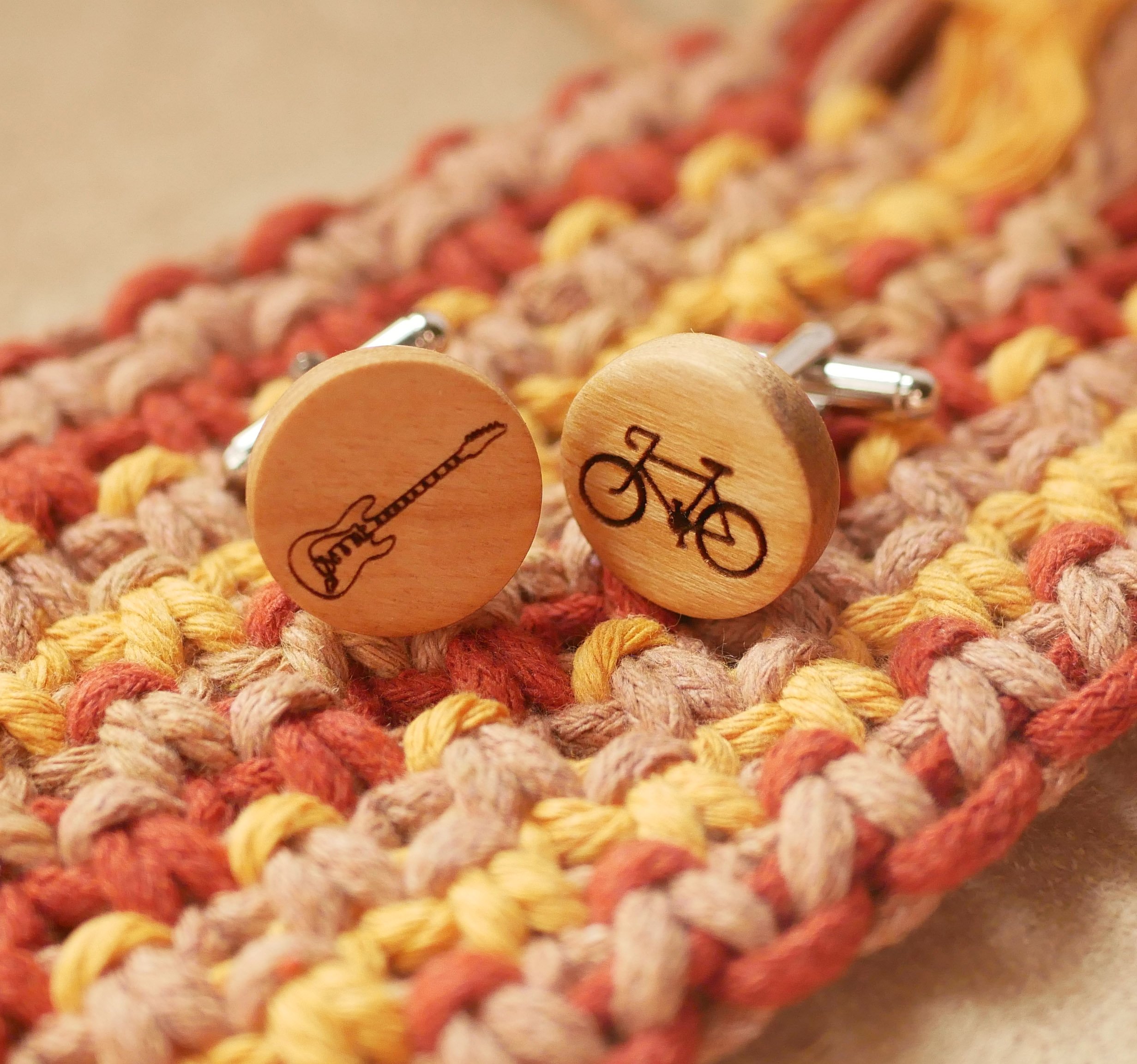 Bot&otilde;es de punho em madeira de cerejeira com os seus desenhos gravados