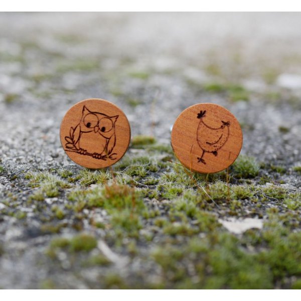 Bot&otilde;es de punho em madeira de cerejeira com os seus desenhos gravados