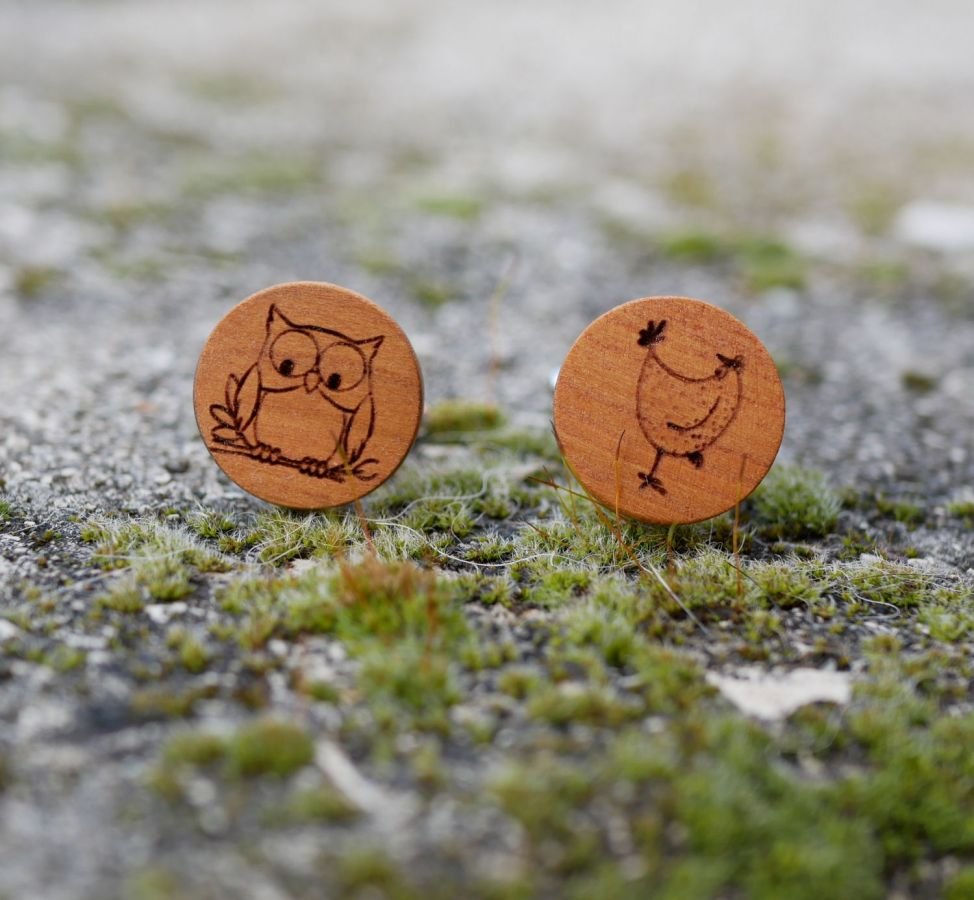 Botões de punho em madeira de cerejeira com os seus desenhos gravados