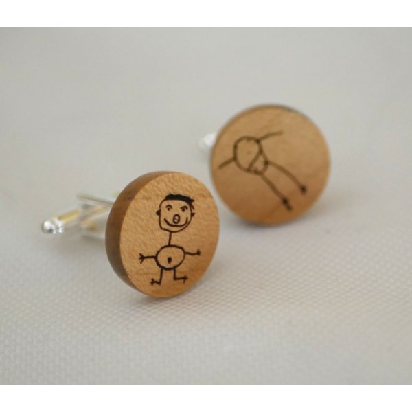 Bot&otilde;es de punho em madeira de cerejeira com os seus desenhos gravados