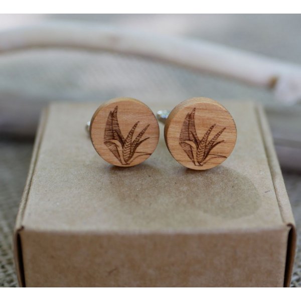 Bot&otilde;es de punho em madeira de cerejeira com os seus desenhos gravados