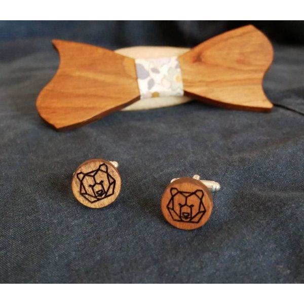 Bot&otilde;es de punho em madeira de cerejeira com os seus desenhos gravados