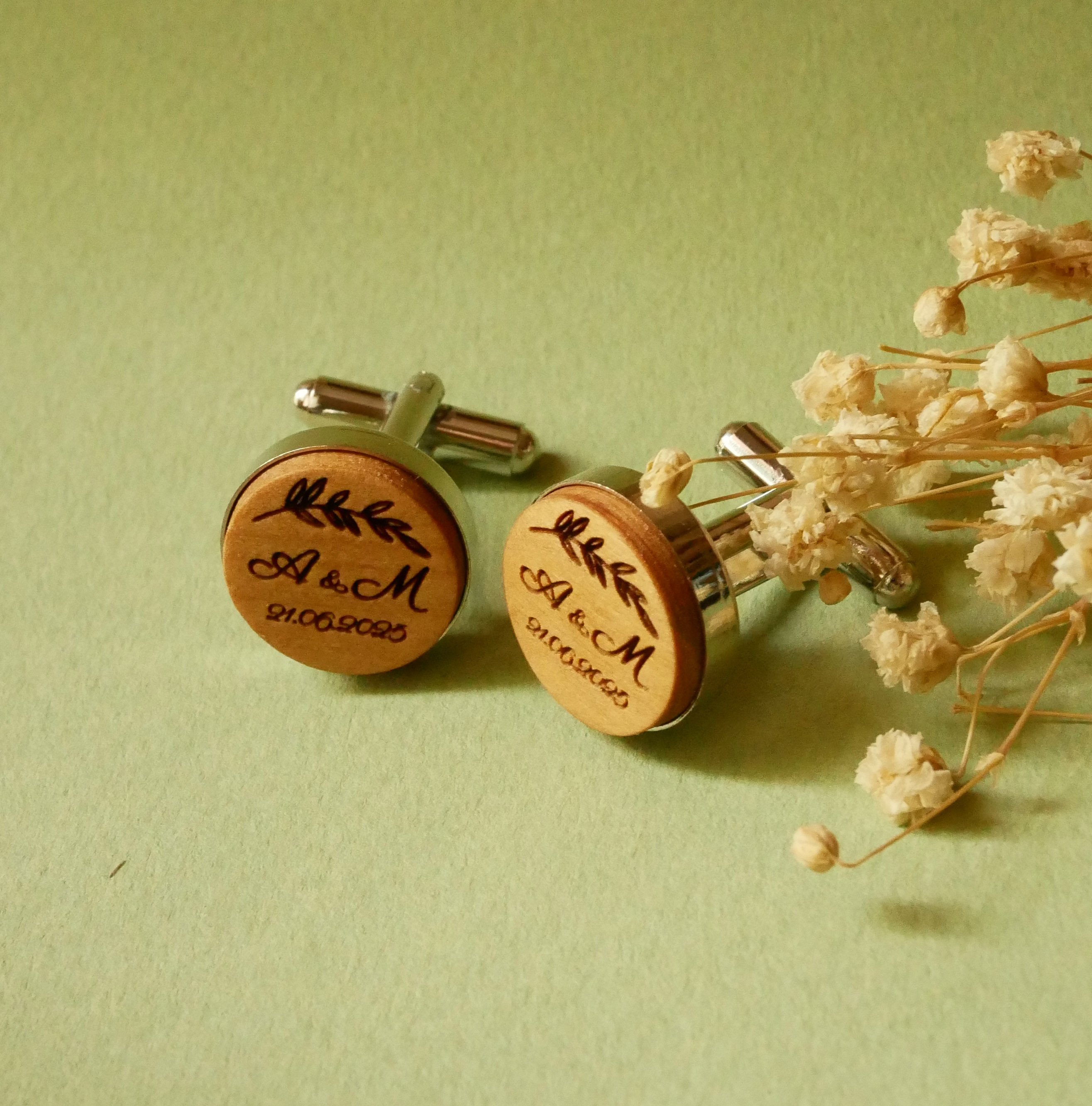 Bot&otilde;es de punho em prata platina 16 mm em madeira gravada 