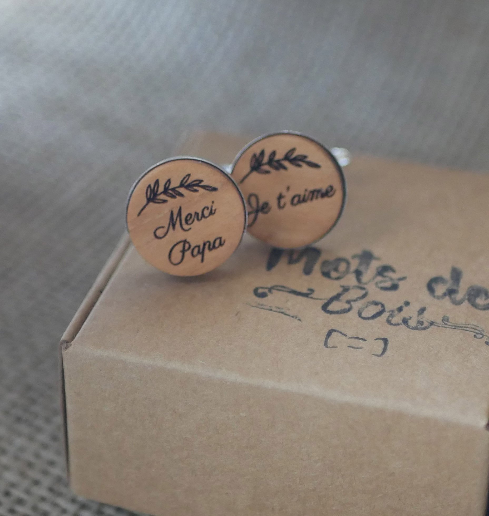 Bot&otilde;es de punho em prata platina 16 mm em madeira gravada 