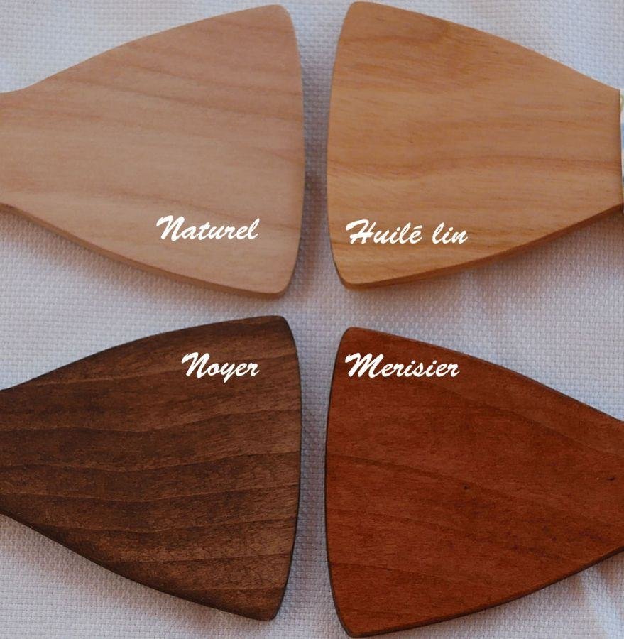Clipe para gravata com cabochão de madeira personalizado por gravação