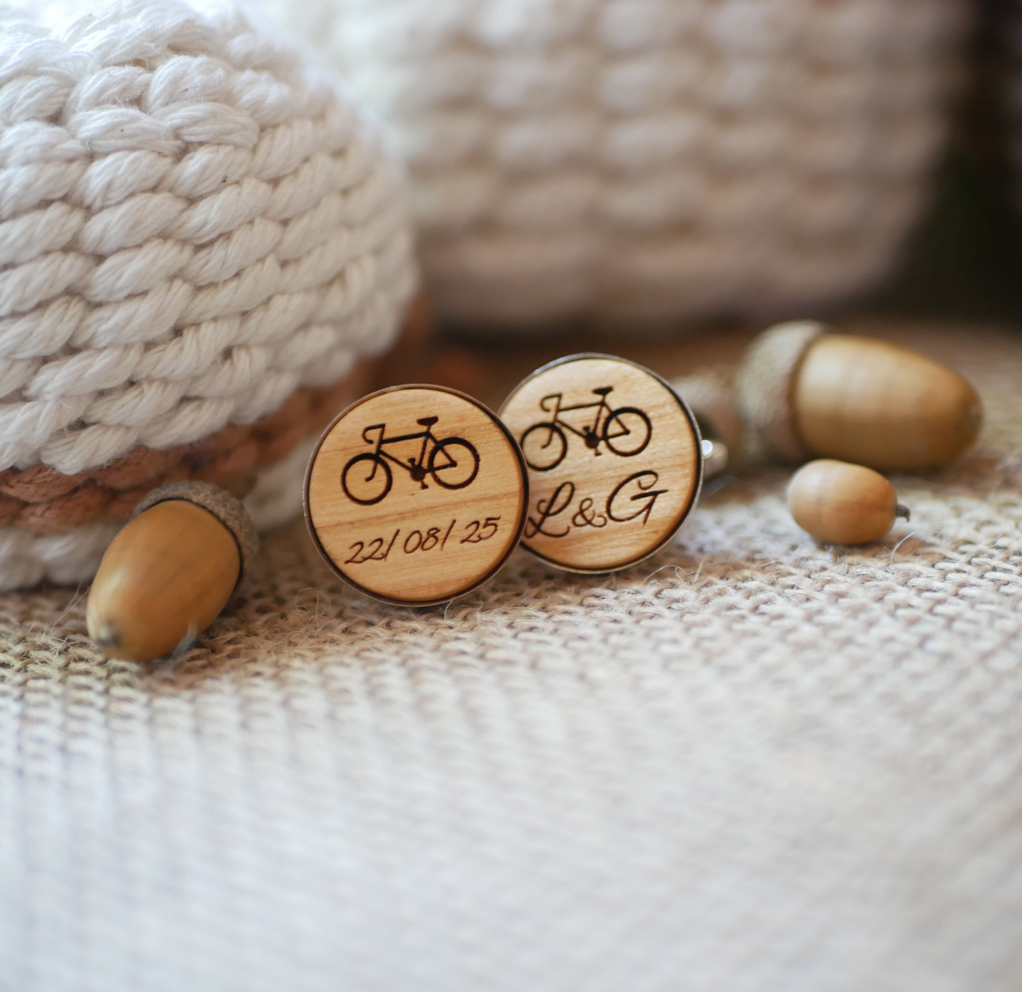 Bot&otilde;es de punho em prata platina 16 mm em madeira gravada 