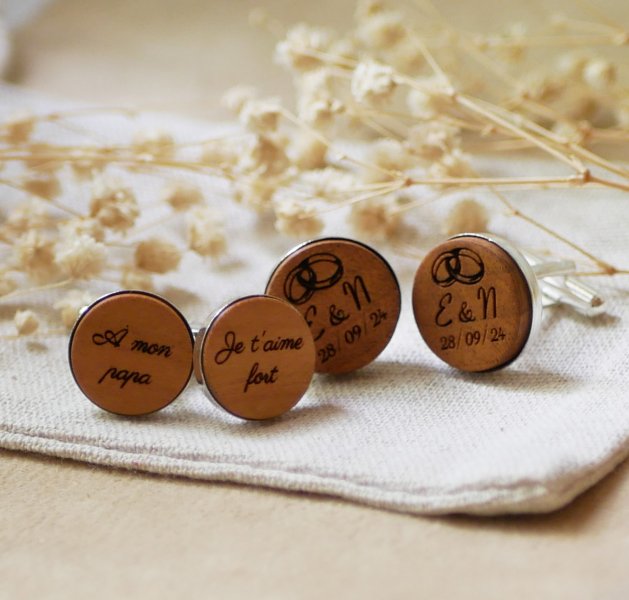 Bot&otilde;es de punho em prata platina 16 mm em madeira gravada 