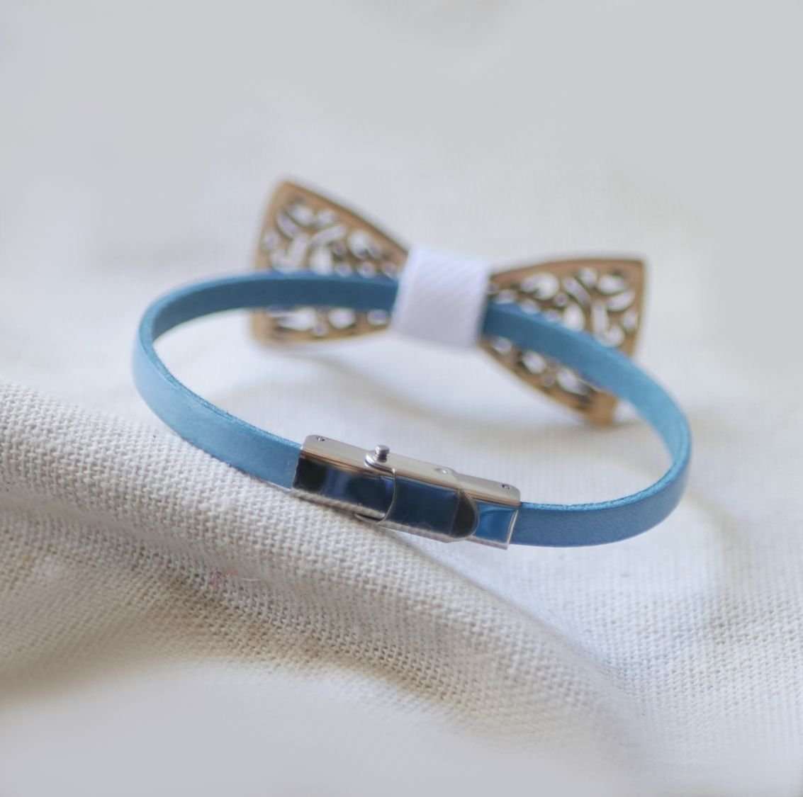 Pulseira de couro com laço de madeira em miniatura, personalizável