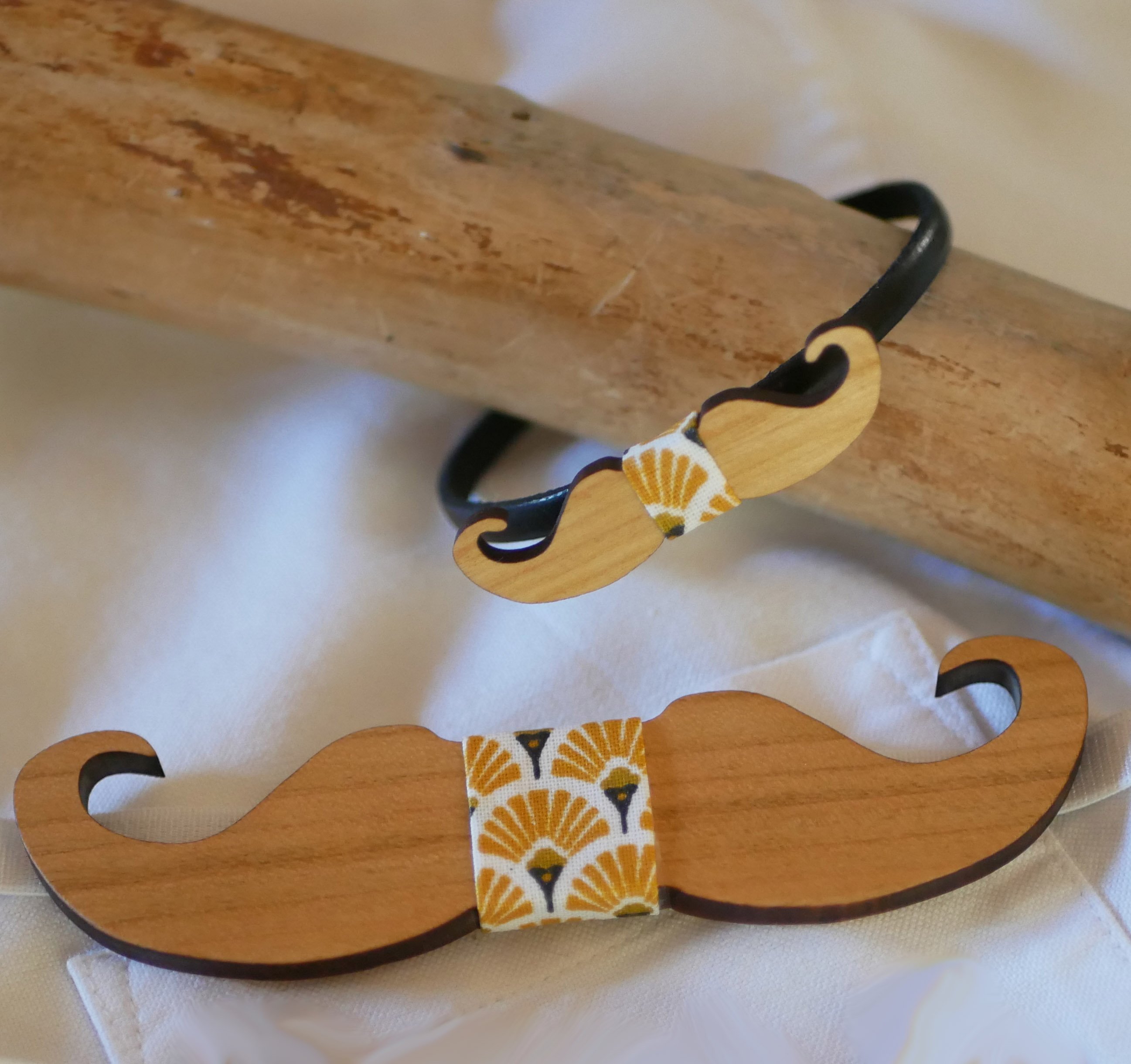 Pulseira em pele com laço em miniatura Bigodes de madeira personalizáveis