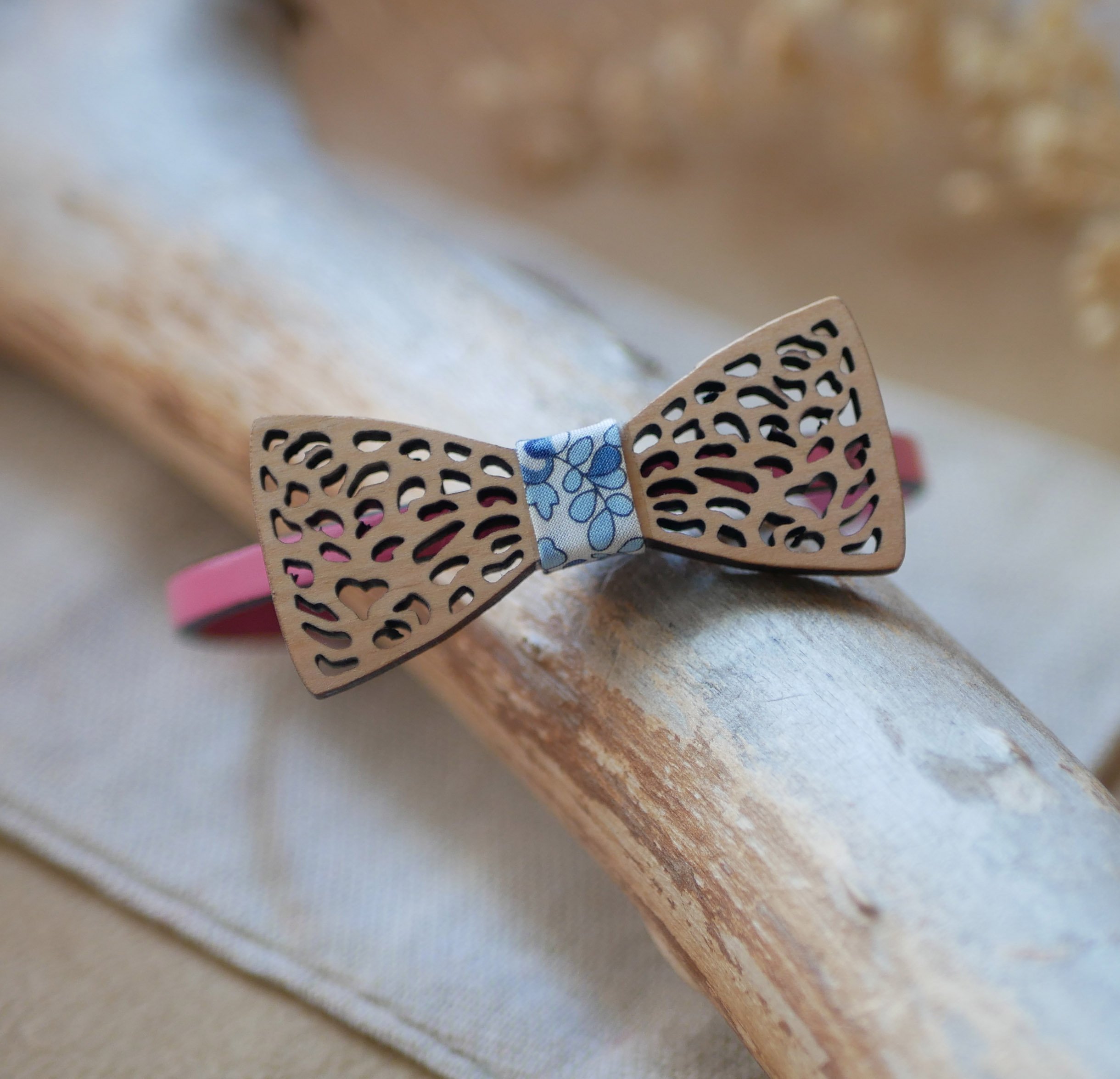Pulseira de couro com laço de madeira em miniatura, personalizável
