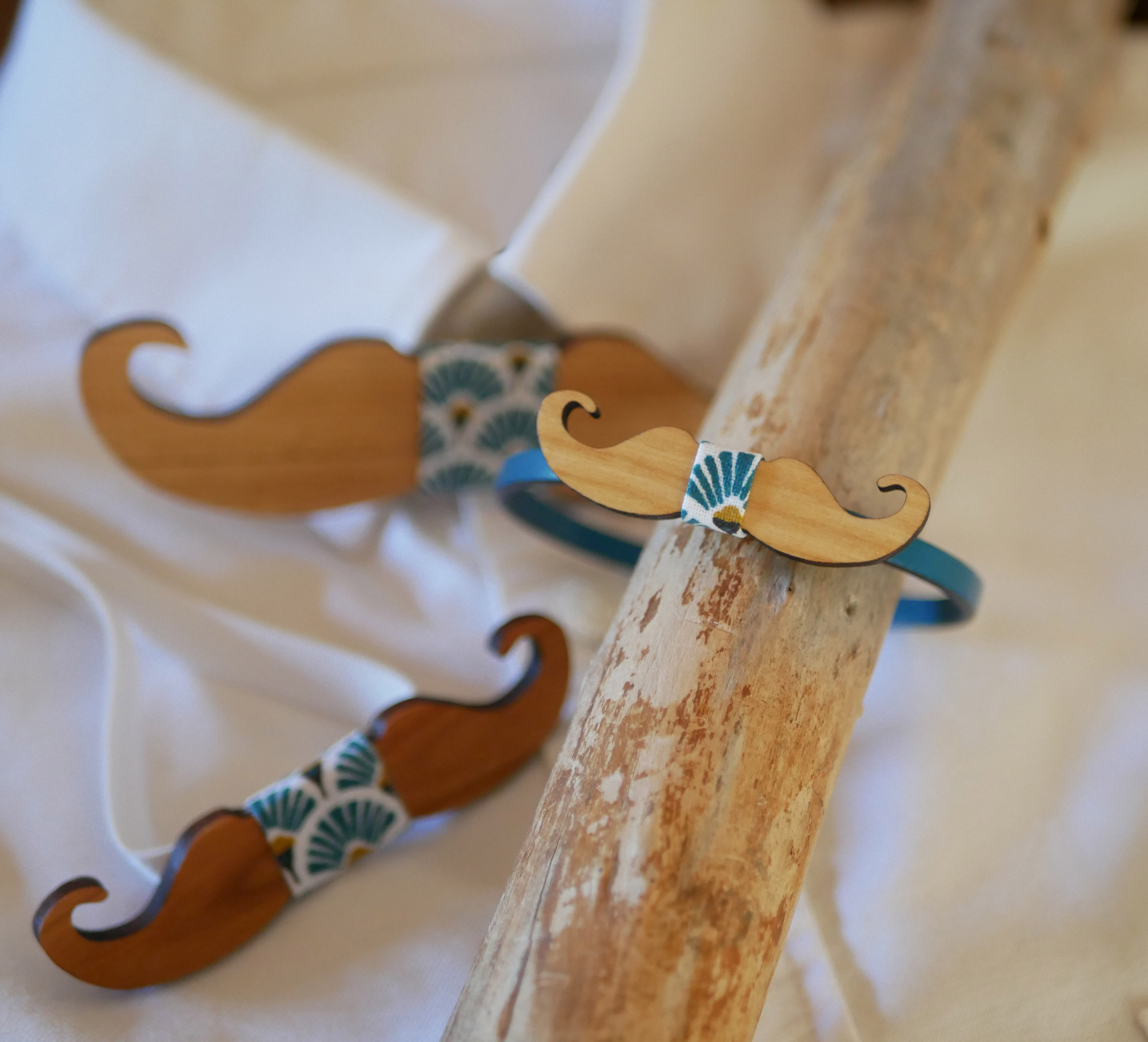 Pulseira em pele com laço em miniatura Bigodes de madeira personalizáveis