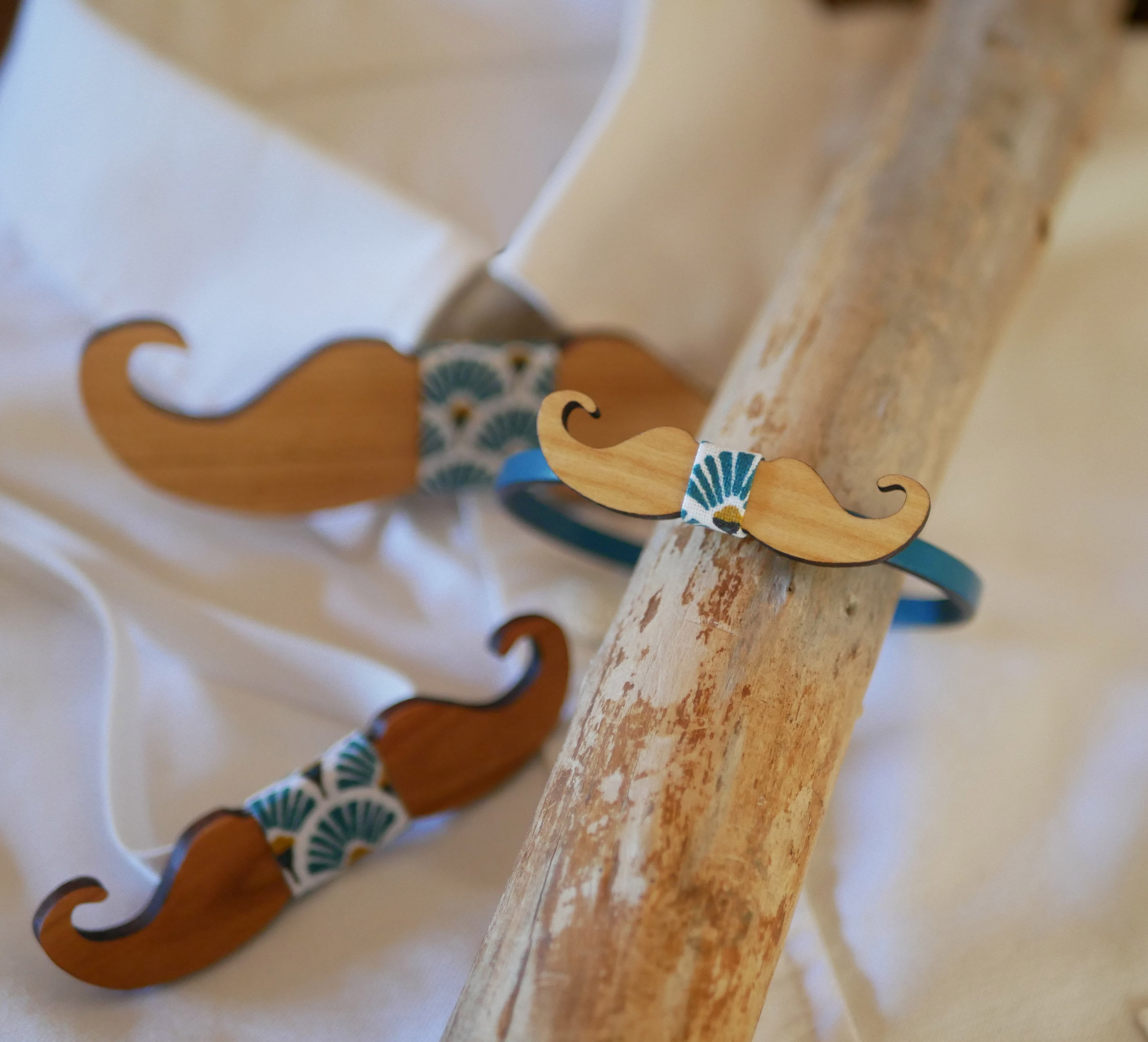 Pulseira em pele com laço em miniatura Bigodes de madeira personalizáveis