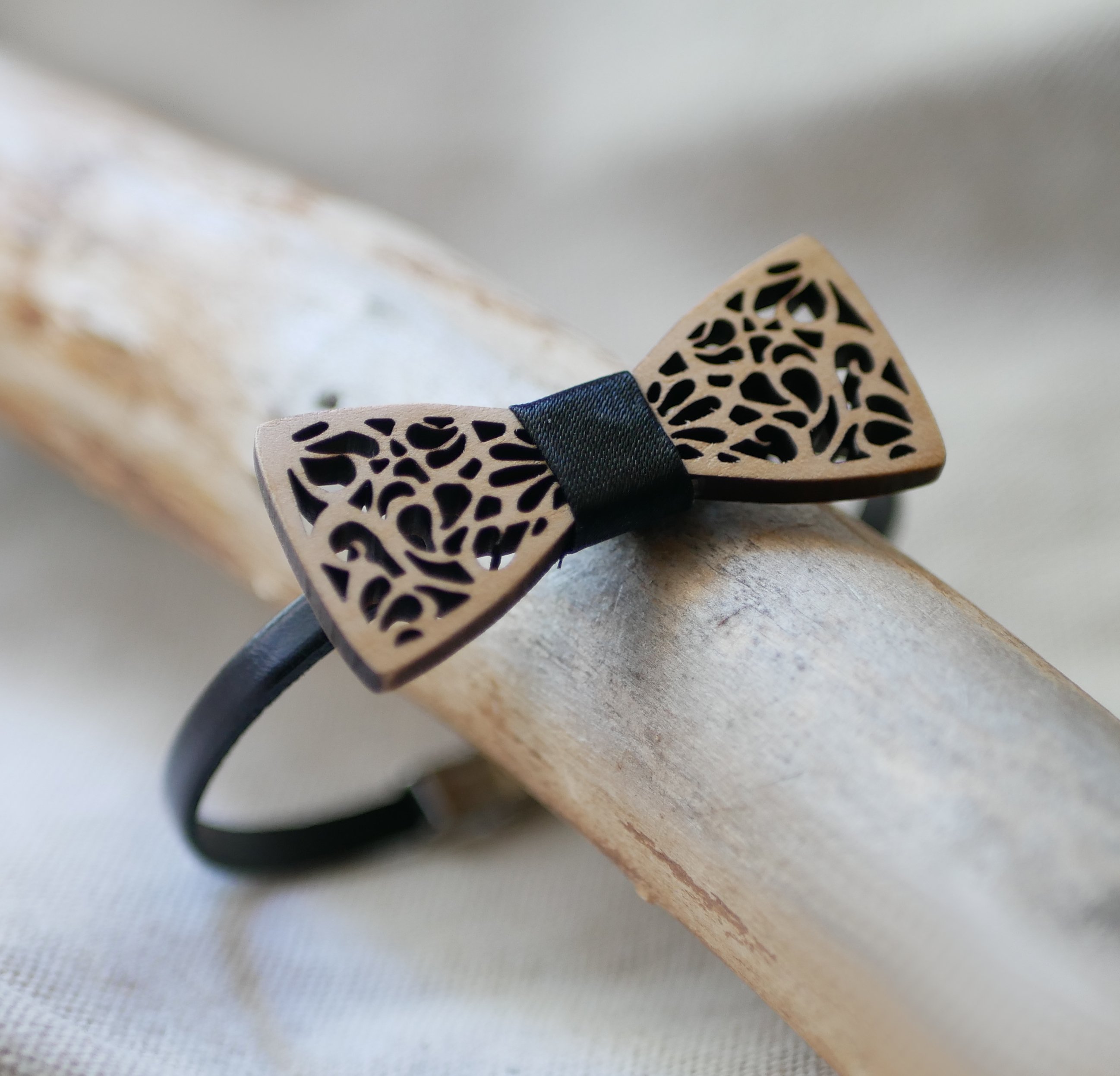 Pulseira de couro com laço de madeira em miniatura, personalizável