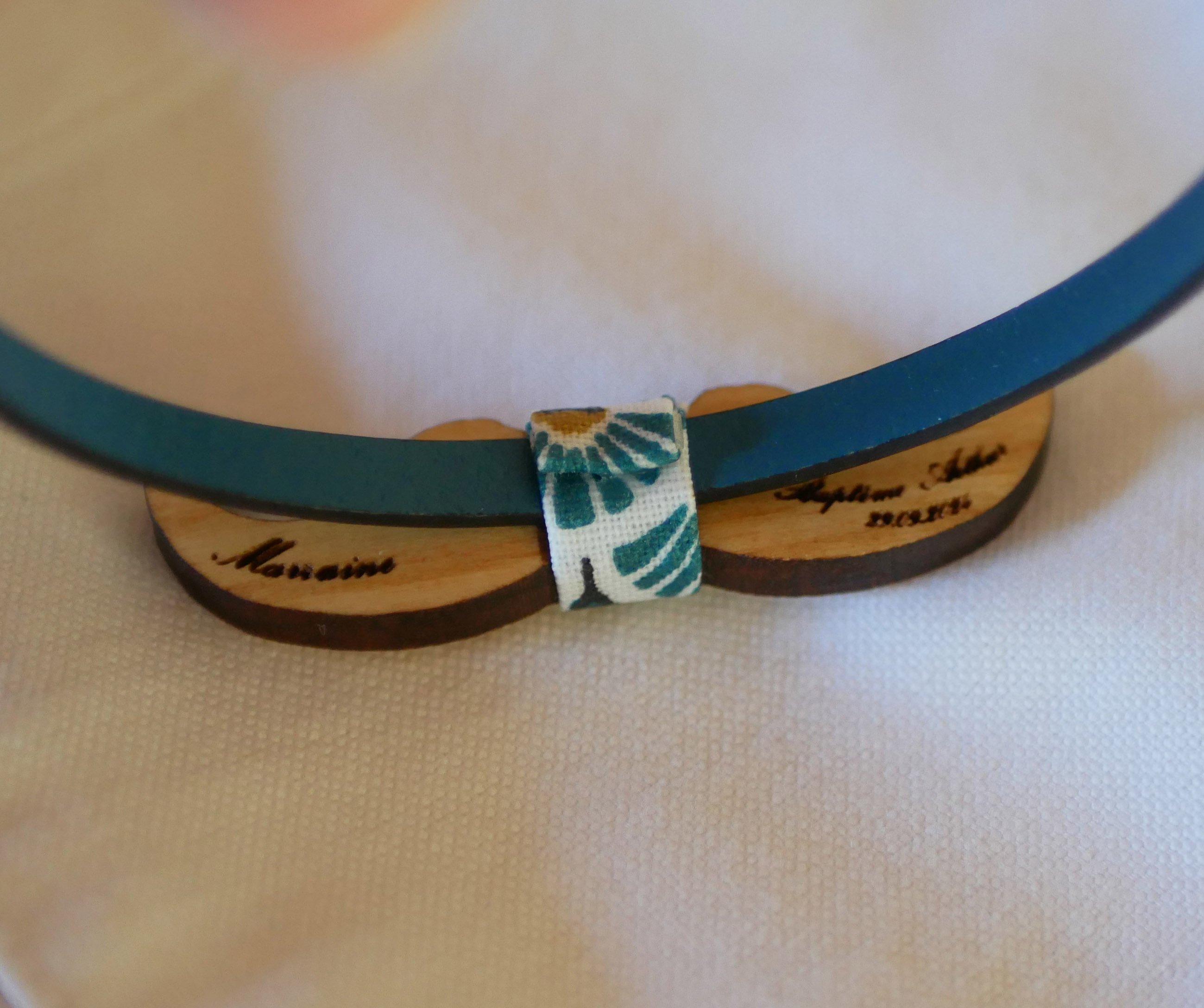 Pulseira em pele com laço em miniatura Bigodes de madeira personalizáveis