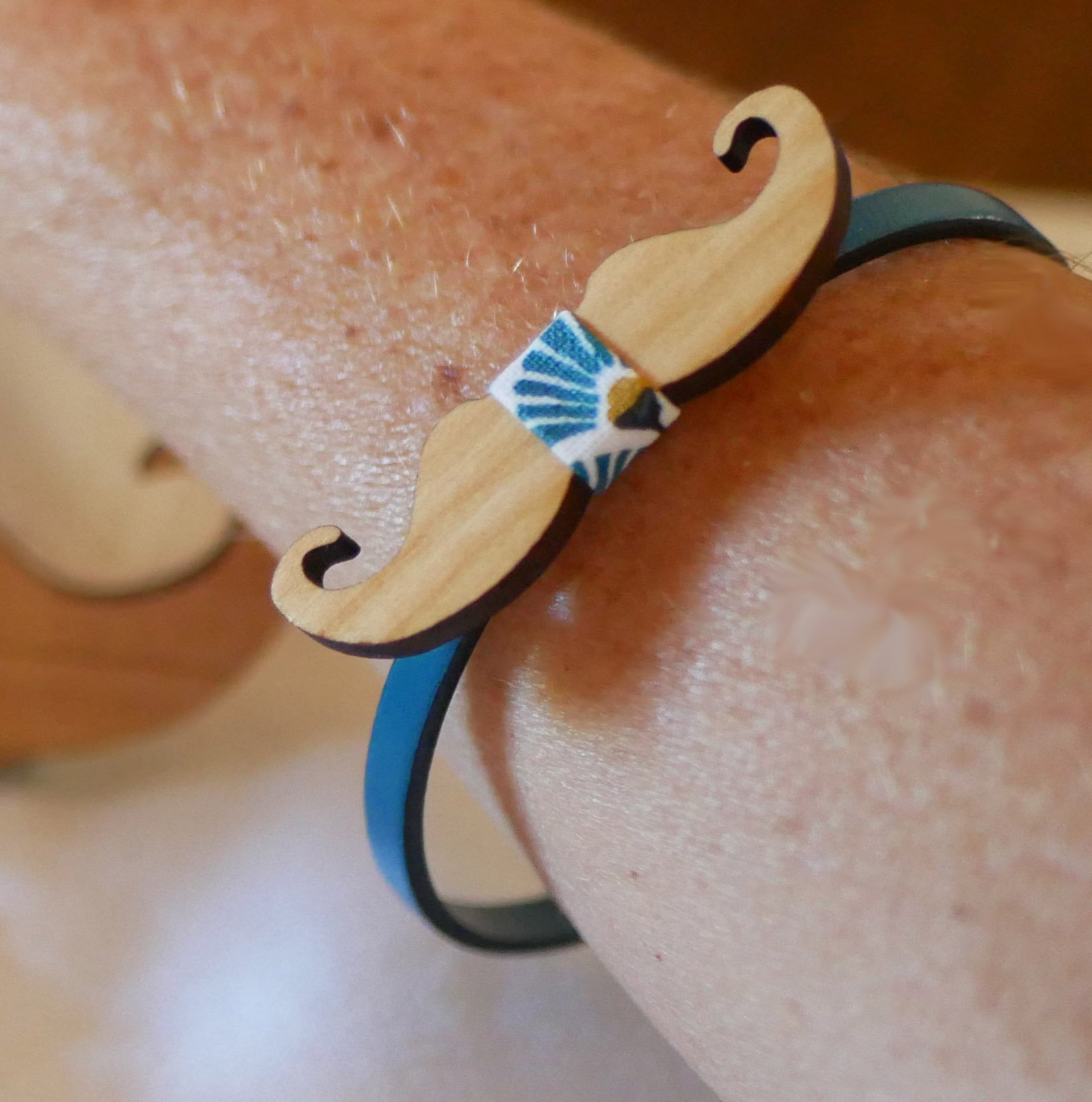 Pulseira em pele com laço em miniatura Bigodes de madeira personalizáveis
