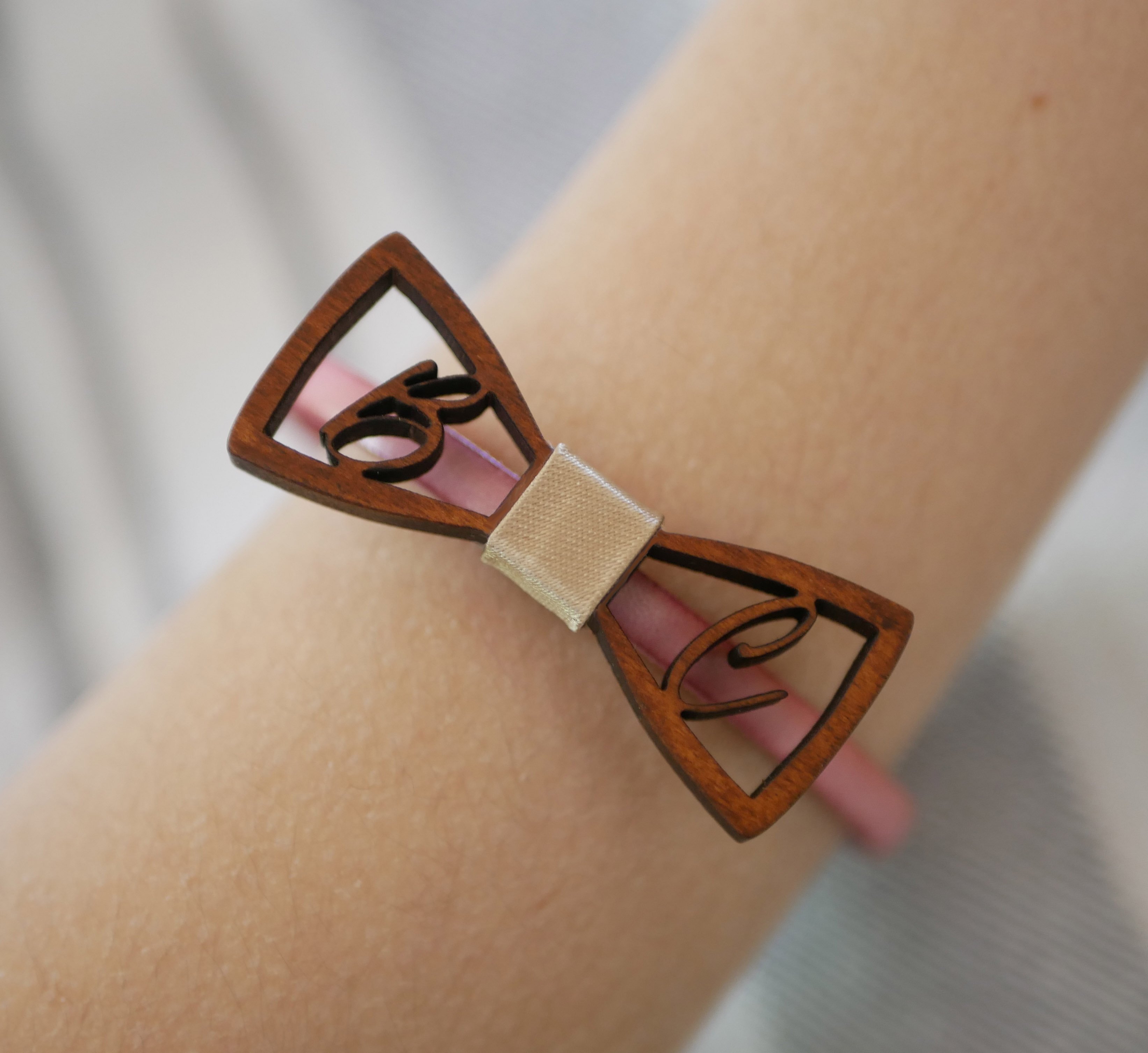 Pulseira de couro com laço de madeira em miniatura e iniciais a céu aberto