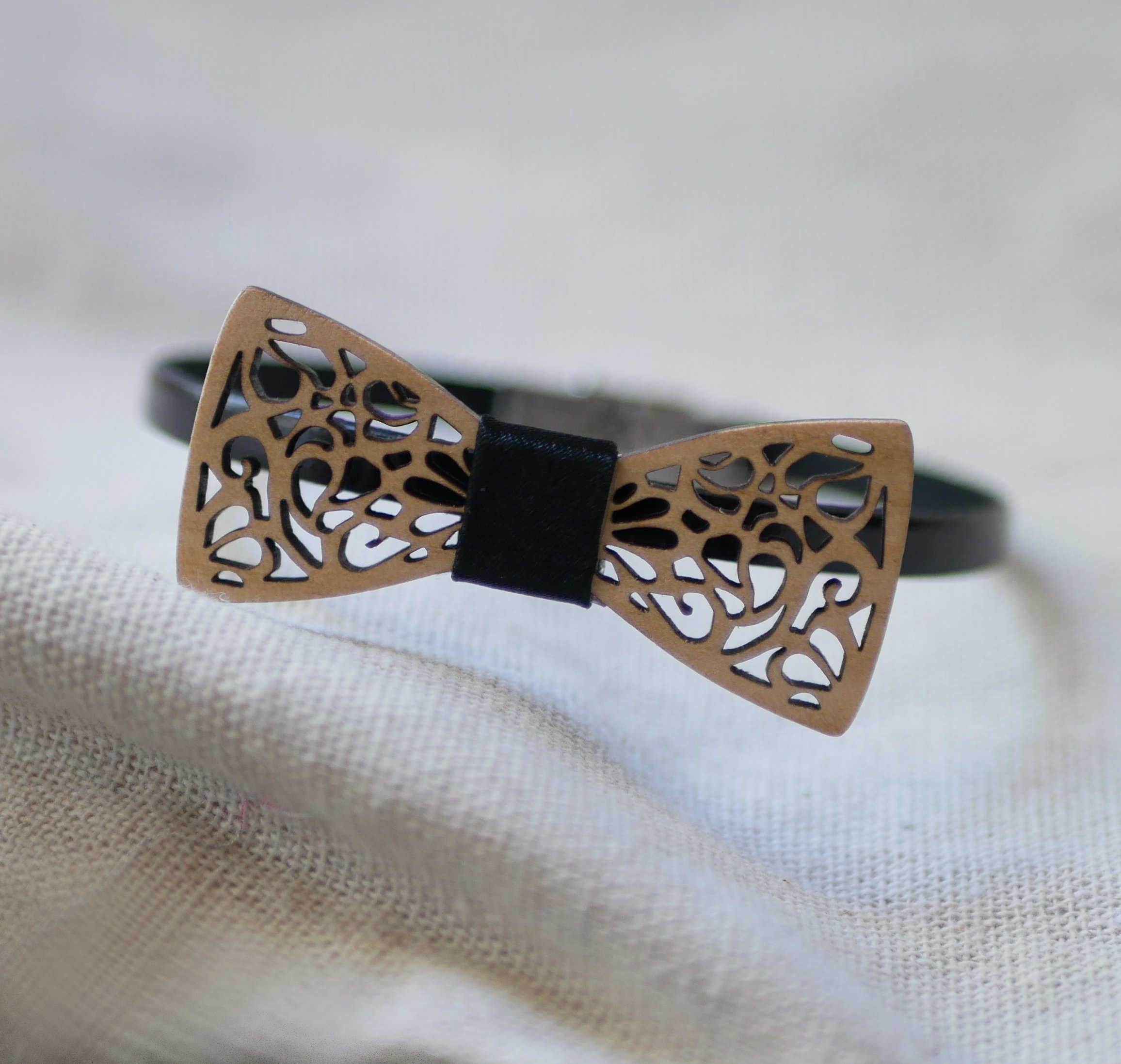 Pulseira de couro com laço de madeira em miniatura, personalizável