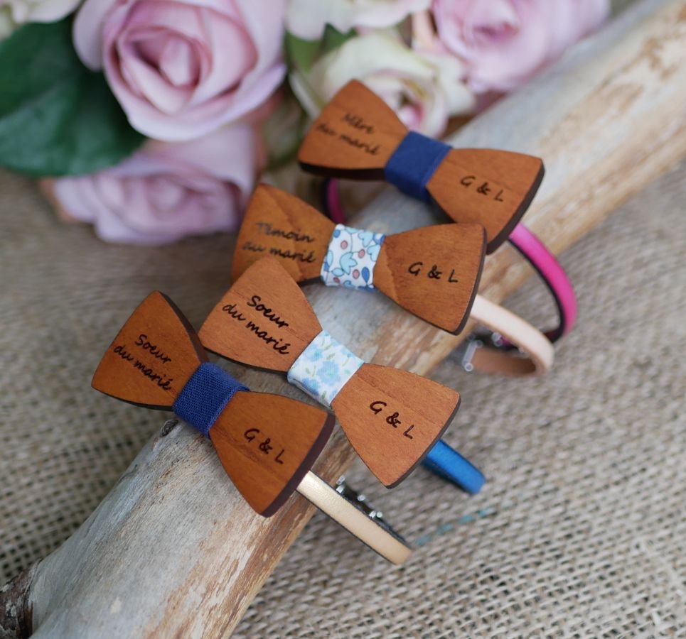 Pulseira de couro com laço de madeira em miniatura, personalizável
