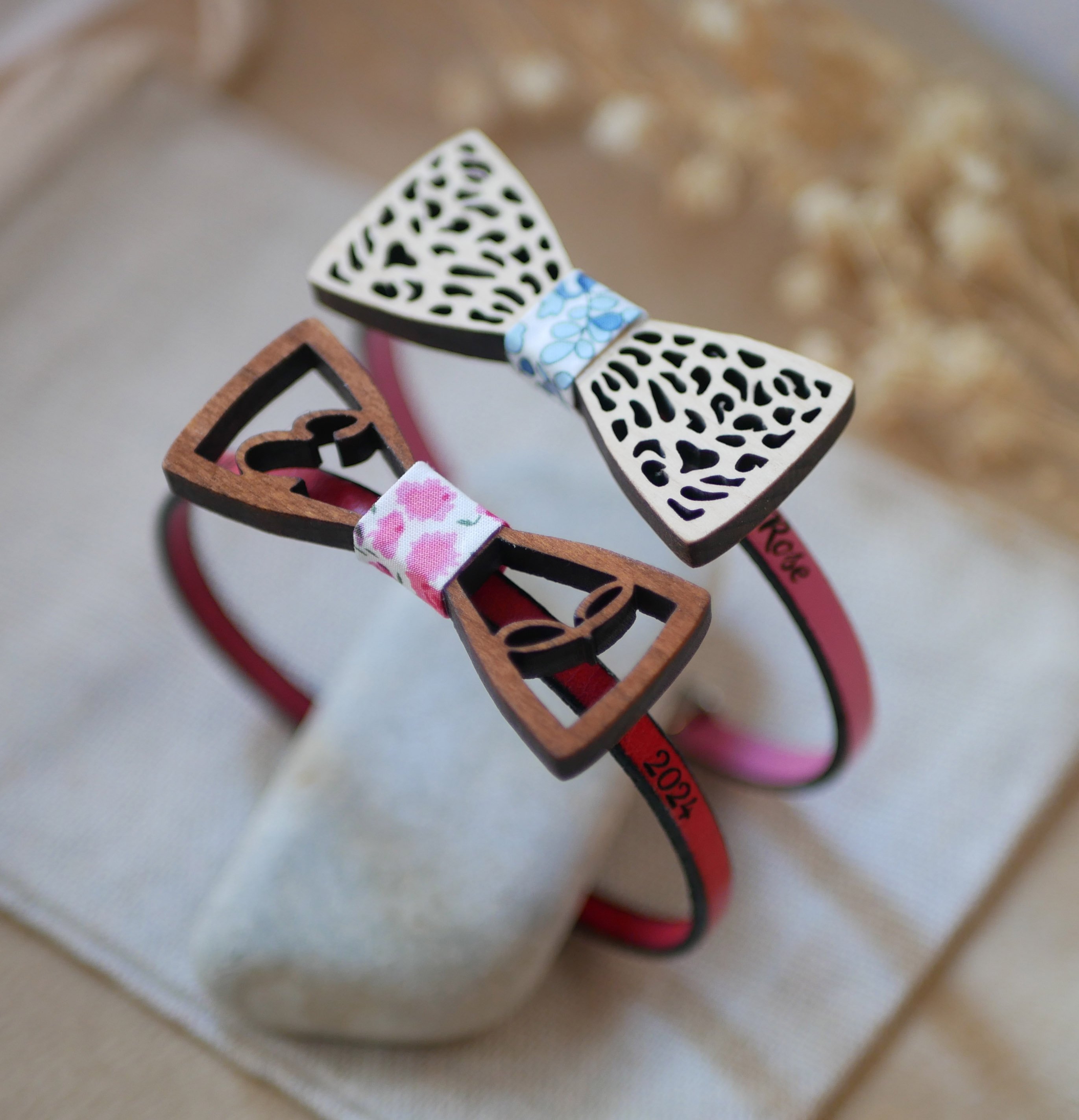 Pulseira em pele com laço em miniatura Bigodes de madeira personalizáveis